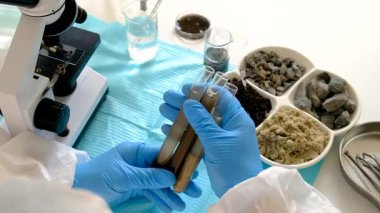 Laboratuvarda toprak testi. Seçici odaklanma. Doğa.