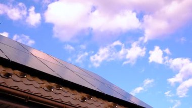 Evin çatısındaki güneş panelleri. Seçici odaklanma. Doğa.