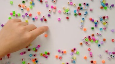 Çocuk küpleri ve yardım kelimesi. Seçici odaklanma. Çocuk.