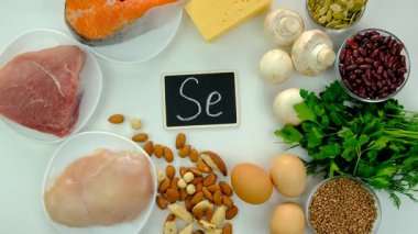 Yiyecekler selenyum içerir. Seçici odaklanma. Se.