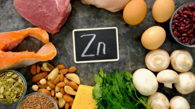 Yiyecekler çinko besin içerir. Seçici odaklanma. Zn.