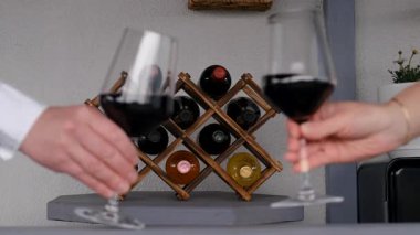 Ellerinde bir kadeh kırmızı şarap. Seçici odaklanma. iç.