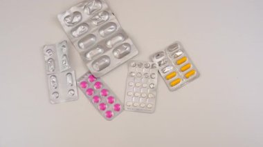 İlaç hapları ve kapsüller. Seçici odaklanma. Uyuşturucu.