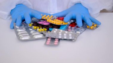 Elinde ilaçlar olan bir doktor. Seçici odaklanma. Uyuşturucu.