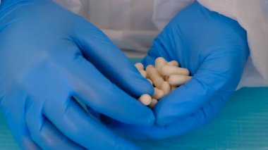 Elinde ilaçlar olan bir doktor. Seçici odaklanma. Uyuşturucu.