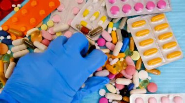 Elinde ilaçlar olan bir doktor. Seçici odaklanma. Uyuşturucu.