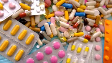 İlaç hapları ve kapsüller. Seçici odaklanma. Uyuşturucu.