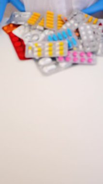 Elinde ilaçlar olan bir doktor. Seçici odaklanma. Uyuşturucu.