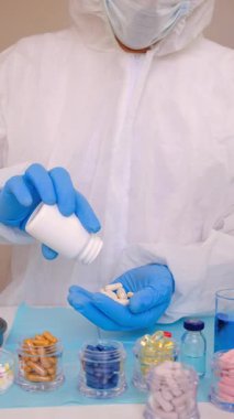 Elinde ilaçlar olan bir doktor. Seçici odaklanma. Uyuşturucu.