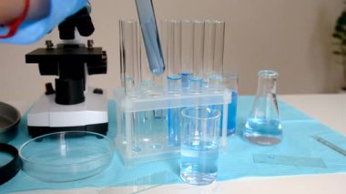Laboratuvarda su araştırması. Seçici odaklanma. aqua.