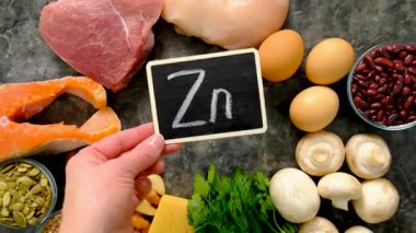 Yiyecekler çinko besin içerir. Seçici odaklanma. Zn.