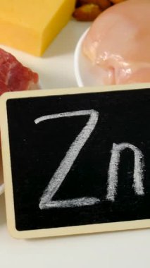 Yiyecekler çinko besin içerir. Seçici odaklanma. Zn.