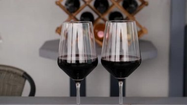 Şarap şişeleri masanın üstünde. Seçici odaklanma. cam.