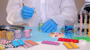 Laboratuvarda incelenecek ilaçlar. Seçici odaklanma. Uyuşturucu.