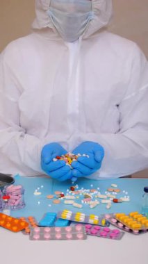 Elinde ilaçlar olan bir doktor. Seçici odaklanma. Uyuşturucu.