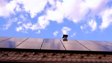 Evin çatısındaki güneş panelleri. Seçici odaklanma. Doğa.