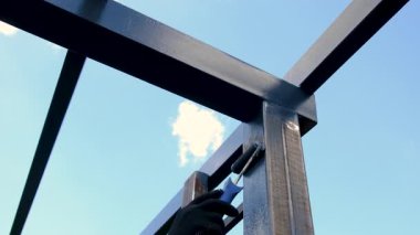 Metal direkleri boyayan adam. Seçici odaklanma. Doğa.