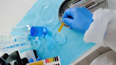 Laboratuvarda su araştırması. Seçici odaklanma. aqua.