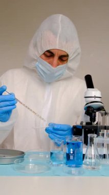 Laboratuvarda su araştırması. Seçici odaklanma. aqua.