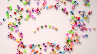 Çocuk küpleri ve İngilizce. Seçici odaklanma. çocuk.