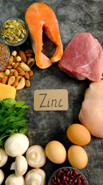 Yiyecekler çinko besin içerir. Seçici odaklanma. Zn.