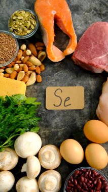 Yiyecekler selenyum içerir. Seçici odaklanma. Se.