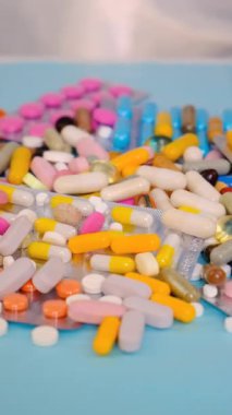 İlaç hapları ve kapsüller. Seçici odaklanma. Uyuşturucu.