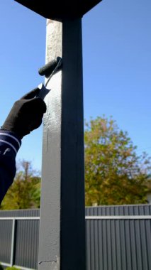 Tahta direkleri boyayan bir adam. Seçici odaklanma. insanlar.