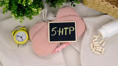 5-HTP uyku takviyesi kapsülleri. Seçici Odaklanma. gece.