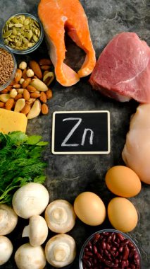 Yiyecekler çinko besin içerir. Seçici odaklanma. Zn.
