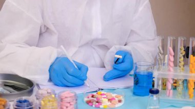 Laboratuvarda incelenecek ilaçlar. Seçici odaklanma. Uyuşturucu.