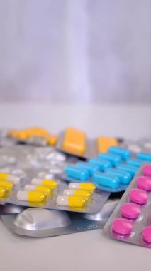 Elinde ilaçlar olan bir doktor. Seçici odaklanma. Uyuşturucu.