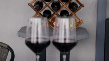 Şarap şişeleri masanın üstünde. Seçici odaklanma. cam.