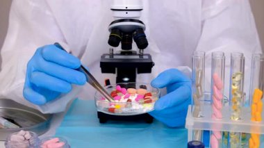 Laboratuvarda incelenecek ilaçlar. Seçici odaklanma. Uyuşturucu.