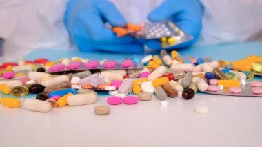 Elinde ilaçlar olan bir doktor. Seçici odaklanma. Uyuşturucu.
