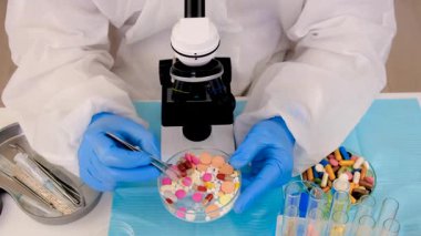 Laboratuvarda incelenecek ilaçlar. Seçici odaklanma. Uyuşturucu.