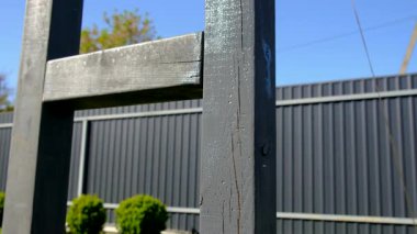 Tahta direkleri boyayan bir adam. Seçici odaklanma. insanlar.