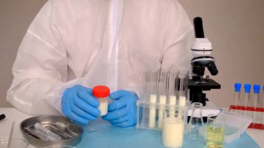 Laboratuvarda sütü inceleyin. Seçici odaklanma. ilaç