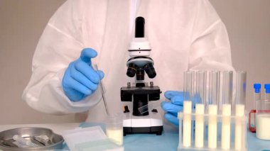 Laboratuvarda sütü inceleyin. Seçici odaklanma. ilaç