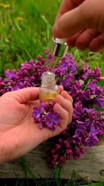 Leylak çiçeği özü ve diyet takviyeleri. Seçici odaklanma. Doğa.