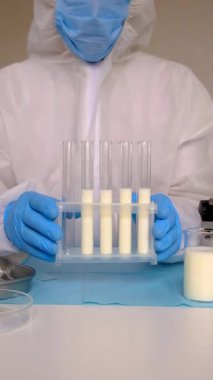 Laboratuvarda sütü inceleyin. Seçici odaklanma. ilaç