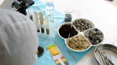 Laboratuvarda toprak testi. Seçici odaklanma. Doğa.