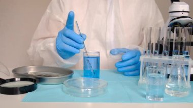 Laboratuvarda su araştırması. Seçici odaklanma. aqua.