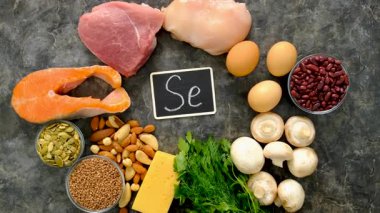 Yiyecekler selenyum içerir. Seçici odaklanma. Se.