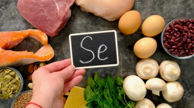 Yiyecekler selenyum içerir. Seçici odaklanma. Se.