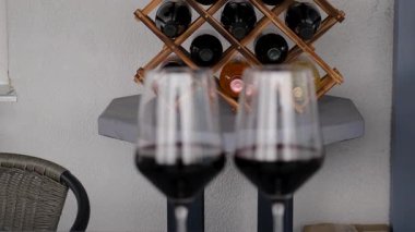 Şarap şişeleri masanın üstünde. Seçici odaklanma. cam.