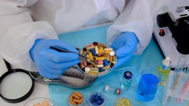 Laboratuvarda incelenecek ilaçlar. Seçici odaklanma. Uyuşturucu.