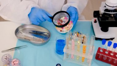 Laboratuvarda incelenecek ilaçlar. Seçici odaklanma. Uyuşturucu.