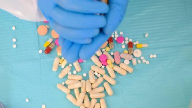 Elinde ilaçlar olan bir doktor. Seçici odaklanma. Uyuşturucu.