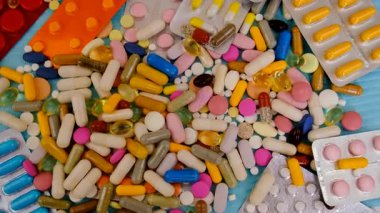 İlaç hapları ve kapsüller. Seçici odaklanma. Uyuşturucu.